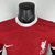 Camisa do Liverpool I 2023/2024, modelo jogador masculina, cor vermelha, da Nike, com detalhes do logotipo e patrocinador.