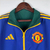 Agasalho corta vento da Manchester United, modelo 2023/24, nas cores verde e azul, com detalhes em amarelo e logo da Adidas.