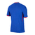 Camisa masculina azul do time de futebol da França, temporada 2024/2025, marca Nike, com logo e detalhes em vermelho e amarelo.