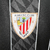 Camisa preta do goleiro do Athletic Bilbao para a temporada 2023/2024, com detalhes em preto e logo da equipe.