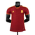 Camisa masculina vermelha da Roma I 2023/2024, da Adidas, com detalhes em amarelo e logotipo do time.