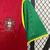 Camisa retrô masculina da seleção de Portugal, modelo de 1999, nas cores vermelha e verde, com logo da Nike.