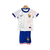 Uniforme infantil da seleção da França 2024/2025, composto por camisa branca com listras e calção azul, da Nike.