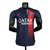 Camisa masculina do PSG I 2023/2024, modelo jogador, na cor azul marinho com detalhes em vermelho e logo da Nike.