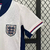 Uniforme infantil da seleção da Inglaterra, modelo 2024/2025, na cor branca com detalhes em azul marinho, da marca Nike.