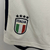 Calção masculino branco da Seleção Italiana, modelo Itália II 2023, com detalhes em azul e logotipo da adidas.