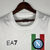 Camisa branca EA7 do Napoli com estampa "Campioni d'Italia 22/23" e detalhes nas cores da bandeira italiana.