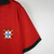 Camisa retrô masculina da seleção de Portugal, cor vermelha, com detalhes em preto e escudo da seleção.