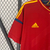 Camisa retrô vermelha da seleção da Espanha, modelo masculino da Adidas, com detalhes em amarelo e escudo da equipe.