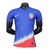 Camisa masculina Nike da seleção dos Estados Unidos para a temporada 2024/2025, na cor azul com detalhes em vermelho e logo da equipe.