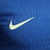 Camisa masculina Nike da seleção dos Estados Unidos para a temporada 2024/2025, na cor azul com detalhes em vermelho e logo da equipe.

