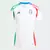 Camisa feminina branca da seleção italiana, com detalhes em verde e vermelho, e logo da Adidas.