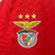 Camisa vermelha do Benfica I 2024/25, modelo masculino da Adidas, com detalhes em branco e logo do patrocinador Emirates.