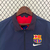 Agasalho Corta Vento Barcelona Dupla Face 2023/24 Patta nas cores azul e vermelha, com logo do Barcelona e detalhes em design moderno.