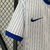 Camisa branca da seleção francesa, modelo 2024/2025, com detalhes em azul e vermelho e logotipo da Nike.