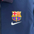 Agasalho Corta Vento Barcelona Dupla Face 2023/24 Patta nas cores azul e vermelha, com logo do Barcelona e detalhes em design moderno.