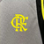 Regata cinza do Flamengo, modelo de treino masculino da Adidas, com detalhes em amarelo e preto.