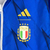 Agasalho corta vento dupla face da seleção italiana, modelo 2023/24, nas cores branca e azul, com detalhes em dourado e logotipo da Adidas.