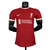 Camisa do Liverpool I 2023/2024, modelo jogador masculina, cor vermelha, da Nike, com detalhes do logotipo e patrocinador.