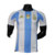 Camisa masculina da seleção argentina para a temporada 2024/25, com listras azuis e brancas, confeccionada pela Adidas.