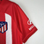 Camisa torcedor masculina do Atlético de Madrid, modelo 2023/2024, nas cores vermelha e branca, com logo da Nike e estampa do patrocinador.