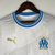 Camisa branca do Olympique de Marseille para torcedores masculinos, com detalhes em azul e logo da Puma.