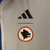 Agasalho Corta Vento Roma Dupla Face 2023/24 Adidas na cor azul e branco, com logo da equipe Roma e listras brancas nas mangas.