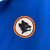 Agasalho Corta Vento Roma Dupla Face 2023/24 Adidas na cor azul e branco, com logo da equipe Roma e listras brancas nas mangas.