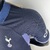 
Camisa masculina do Tottenham II 2023/2024 da Nike, na cor azul escura, com detalhes em cinza e logo do clube.
