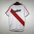 Camisa retrô do River Plate, modelo I 2000/2001, nas cores vermelha e branca, com detalhes em preto e logotipo da Adidas.