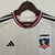 Camisa branca do Colo Colo I 2023/2024 para torcedores masculinos da Adidas, com detalhes em vermelho e preto.