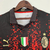 Camisa torcedor masculina do AC Milan, modelo IV da temporada 2023/2024, nas cores vermelha e preta, com detalhes em dourado e logotipo da Puma.