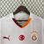 Camisa branca do Galatasaray II 2024/25, masculina, da marca Puma, com detalhes em vermelho e laranja, e logotipo da equipe e patrocinador.