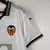 Camisa branca do Valencia CF, modelo 2023/2024, com logo da Puma e patrocinadores na frente.