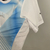 Camisa branca do Olympique de Marseille com detalhes em azul, comemorativa de 30 anos, modelo masculino da Puma.