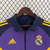 Agasalho corta vento da Adidas, dupla face, do Real Madrid, nas cores azul escuro e detalhes em amarelo e roxo.