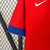 Camisa retrô vermelha do Chile, modelo 2015/16, da Nike, com colarinho branco e detalhes em azul.