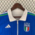 Agasalho Corta Vento Itália Dupla Face 2023/24 da Adidas, na cor azul e branca, exibindo o logo da seleção italiana e detalhes em verde nas mangas.

