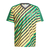 Camisa torcedor masculina da seleção da Jamaica, modelo 2024/2025, nas cores amarela, preta e verde, com listras em diferentes direções.