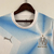 Camisa branca do Olympique de Marseille com detalhes em azul, comemorativa de 30 anos, modelo masculino da Puma.