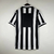 Camisa retrô masculina da Juventus, branca e preta, com listras verticais e logotipo da Sony.