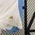 Calção masculino da Seleção Argentina 2024/25 da Adidas, predominantemente branco com detalhes em azul e logotipo dourado.