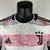 Camisa branca e rosa da Juventus II 2023/2024 para jogador masculino, fabricada pela Adidas, com detalhes em preto e logotipo da marca.