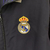 Agasalho corta vento Real Madrid duplo face 2023/24 da Adidas, nas cores azul e preta, com detalhes em amarelo.