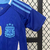 Uniforme infantil da seleção argentina de futebol, composto por camisa azul e shorts, confeccionado pela Adidas para a temporada 2024/25.