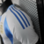 Camisa masculina da seleção argentina para a temporada 2024/25, com listras azuis e brancas, confeccionada pela Adidas.