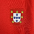 Camisa retrô masculina da seleção de Portugal, cor vermelha, com detalhes em preto e escudo da seleção.