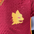 Camisa masculina vermelha da Roma I 2023/2024, da Adidas, com detalhes em amarelo e logotipo do time.