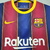 Camisa retrô do Barcelona, modelo 2020/2021, nas cores azul e grená, com detalhes em amarelo e logotipo da Nike.