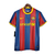 Camisa retrô do Barcelona da temporada 2010/2011, nas cores azul e vermelho, com logotipo da Nike e patrocínio da Unicef.